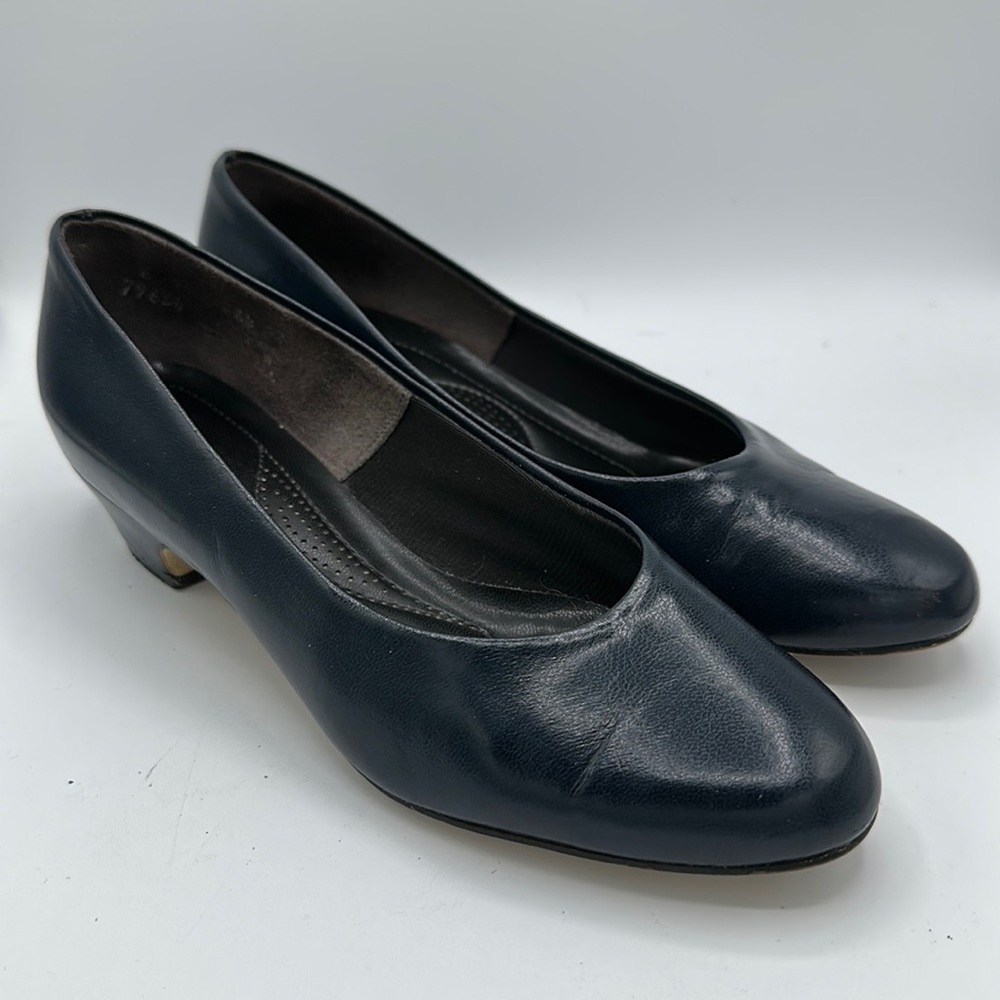 Navy low-heeled pumps, size 6